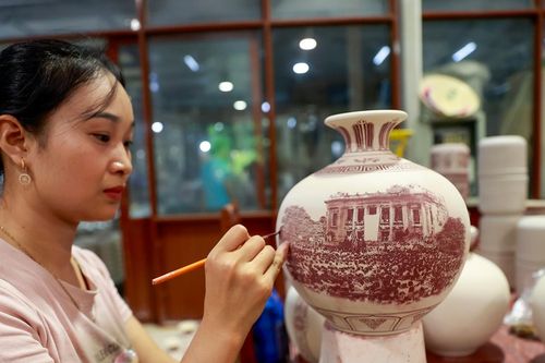 Bình gốm đặc biệt mừng 80 năm Quốc khánh 2/9