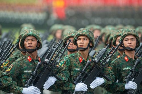 Những mẫu súng trang bị cho các khối diễu binh Quân đội, Công an