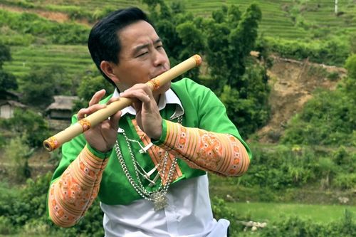 Thầy giáo tiếng Anh gieo tiếng sáo Mông giữa đại ngàn ở Thanh Hóa
