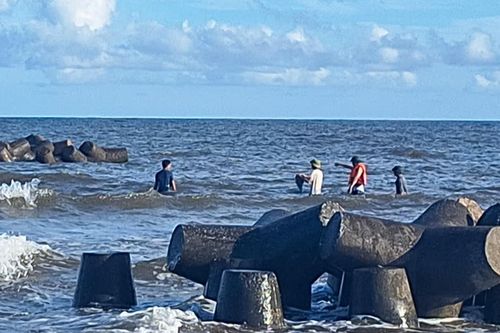 Hai bé trai 9 tuổi bị sóng cuốn ở biển: Một em tử vong, một mất tích