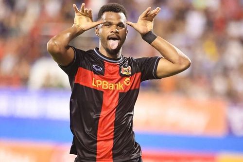 Ninh Bình lại gây bất ngờ khi đè bẹp Thanh Hóa, chiếm ngôi đầu V-League