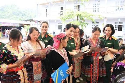 Tập huấn công tác phổ biến, giáo dục pháp luật và tặng quà người dân vùng cao Lai Châu