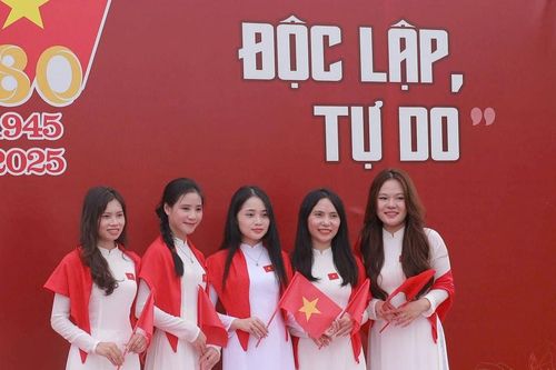 Rộn ràng không khí check-in tại Quảng trường Hồ Chí Minh nhân dịp đại lễ 2/9