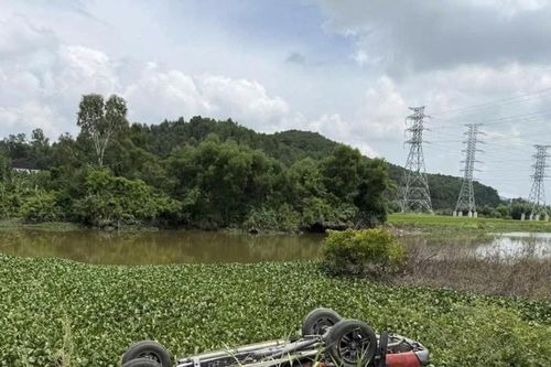 Thai phụ lái xe bán tải mất lái lao xuống sông, may mắn thoát nạn