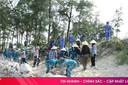 Huy động hơn 400 người dân đắp đá làm kè ứng phó với bão số 5