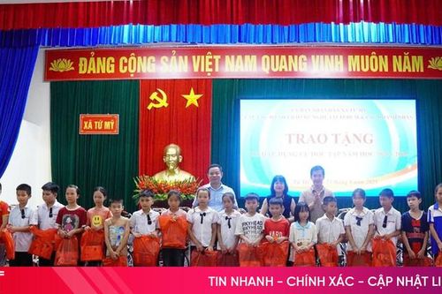 Trao tặng xe đạp và dụng cụ học tập cho học sinh nghèo ở Hà Tĩnh