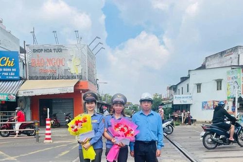 Hai nhân viên đường sắt nhanh trí xử lý vụ xe máy tông thẳng gác chắn tàu