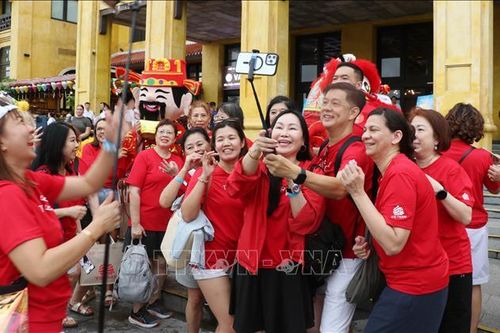 Ngành du lịch tăng cường liên kết, phấn đấu đón 25 triệu khách quốc tế
