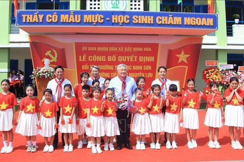 Phó Thủ tướng Thường trực Nguyễn Hòa Bình dự lễ đổi tên trường học ở Khánh Hòa