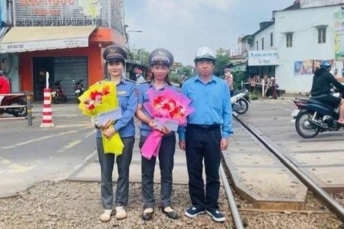 Khen thưởng 2 nữ nhân viên kịp thời ngăn chặn tai nạn đường sắt