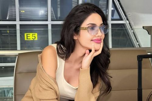 Choáng với số tiền hoa hậu đình đám showbiz kiếm được trong 1 tiếng