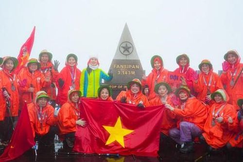 Vỡ òa cảm xúc với lễ thượng cờ đặc biệt trên 'nóc nhà Đông Dương'