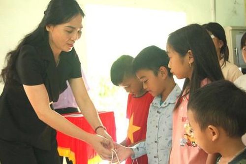 Hội LHPN tỉnh Tuyên Quang thăm, tặng quà phụ nữ khó khăn, trẻ mồ côi