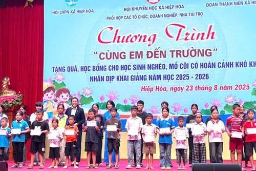 Bắc Ninh: Hơn 500 suất quà tặng trẻ em nghèo trước thềm năm học mới