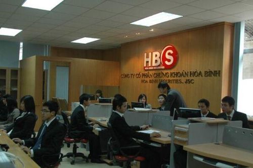 Chủ tịch trẻ nhất ngành chứng khoán nộp đơn từ nhiệm