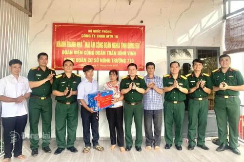 Trung đoàn 719 trao 10 căn nhà đồng đội và mái ấm công đoàn