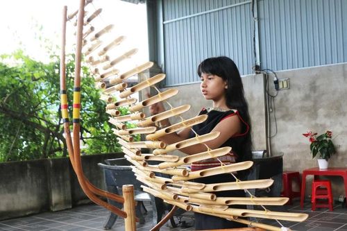 Nghệ nhân nhí say mê đàn T'rưng