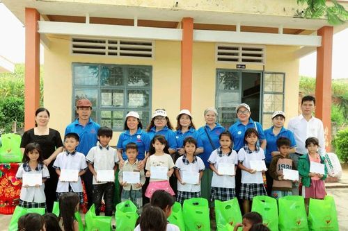 Tặng quà cho trẻ em có hoàn cảnh khó khăn xã Kbang