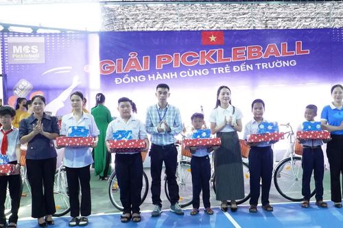 Câu lạc bộ Mỹ Ca Sport Pickleball tặng 37 suất quà cho học sinh có hoàn cảnh khó khăn