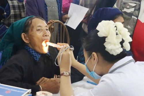 Bệnh viện Y học cổ truyền tỉnh khám bệnh miễn phí cho người dân xã Y Tý