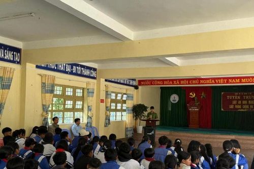 Giữ bình yên trường học giữa rừng sâu