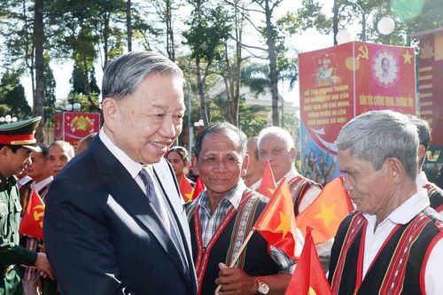 Phát triển tư duy lý luận của Đảng về bảo vệ Tổ quốc Việt Nam xã hội chủ nghĩa trong tình hình mới