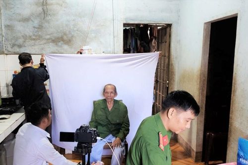 Công an Lâm Đồng đến tận nhà hỗ trợ cấp đổi thẻ đảng viên