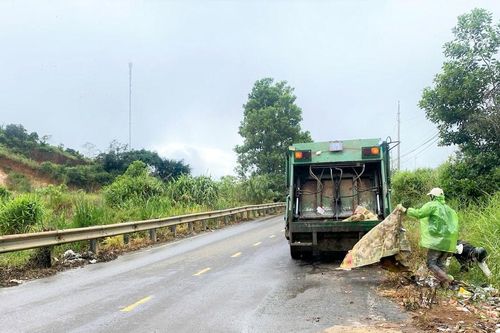 Sau phản ánh của Báo và Phát thanh, Truyền hình Lâm Đồng, các điểm tập kết rác trên Tỉnh lộ 725 được dọn sạch