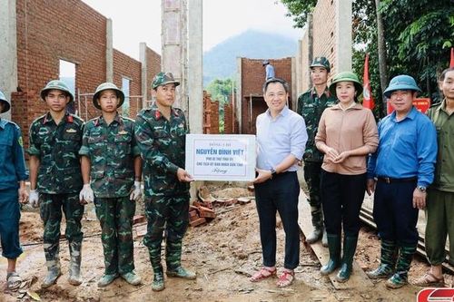 Chủ tịch UBND tỉnh kiểm tra tiến độ xây dựng nhà ở cho nhân dân vùng thiên tai