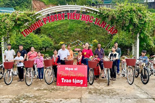 Trao những món quà ý nghĩa cho học sinh nghèo vượt khó