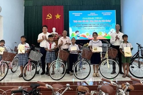 'Chắp cánh ước mơ - vững bước đến trường' cho học sinh xã Đan Điền và Quảng Điền