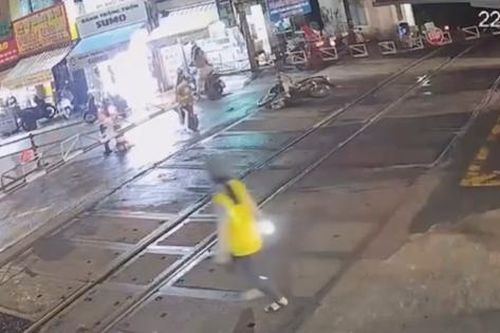 Thanh niên phóng xe máy tông sập barie đường ngang khi tàu hỏa đang lao đến