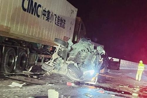 5 ô tô đâm liên hoàn trên cao tốc Cao Bồ - Mai Sơn, CSGT xuyên đêm phân luồng khắc phục
