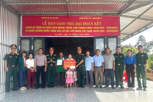 Trung đoàn 726 hoàn thành bàn giao 6 căn nhà 'Đại đoàn kết'