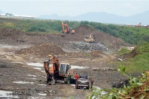 Lật tẩy đường dây khai thác đá đen trá hình