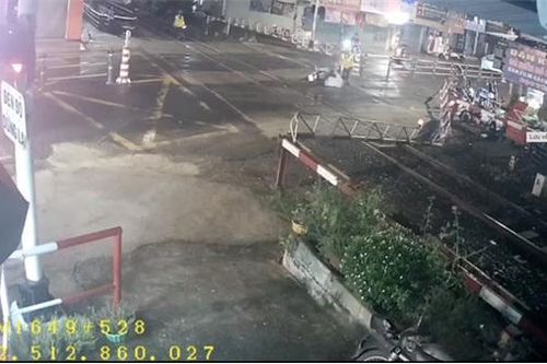 Hai nữ nhân viên cứu thanh niên phi xe máy húc đổ đường ngang thoát nạn