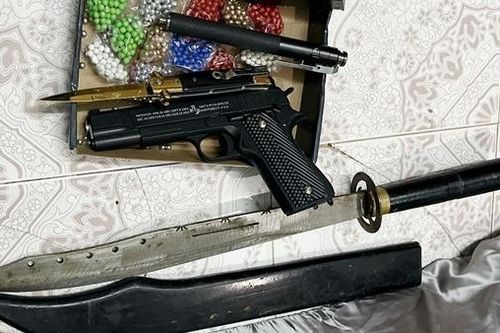 Triệt xóa 2 điểm ghi lô đề, phát hiện súng cùng hung khí nguy hiểm