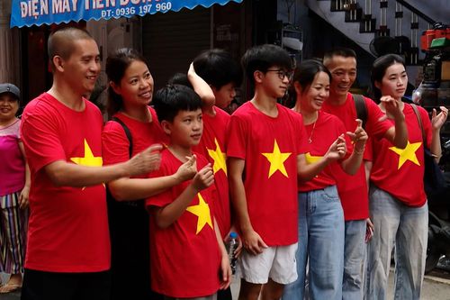 Áo phông cờ đỏ sao vàng lan tỏa tự hào Việt Nam