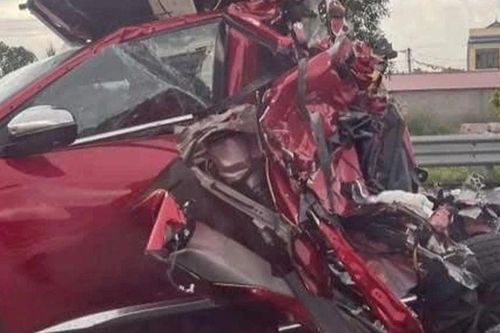 Kinh hoàng hiện trường ô tô con bị vò nát sau cú va chạm trên cao tốc Hà Nội - Hải Phòng: Tội nghiệp 4 nạn nhân