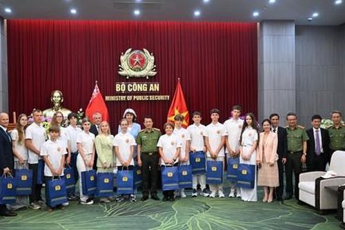 Bộ trưởng Lương Tam Quang gặp mặt Đoàn con cán bộ, chiến sĩ Bộ Nội vụ Belarus