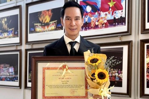 Đạo diễn Lý Hải nhận bằng khen của Bộ VHTTDL vì đóng góp trong lĩnh vực điện ảnh