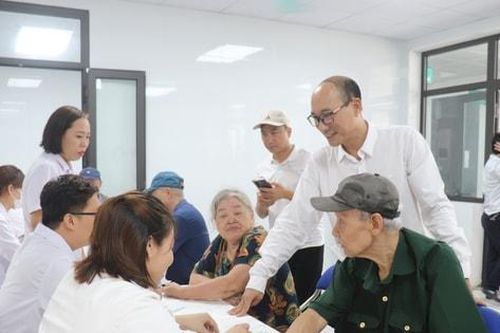 Phường Vĩnh Hưng khám bệnh, tư vấn sức khỏe cho gần 500 người có công và người cao tuổi
