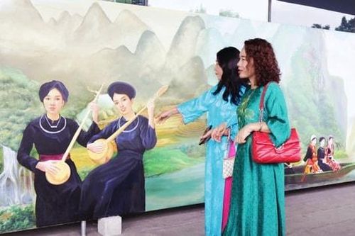 Thưởng lãm bộ tranh 'Chào Việt Nam - Quê hương tôi' - bản trường ca hội họa trải dài hơn 300 mét