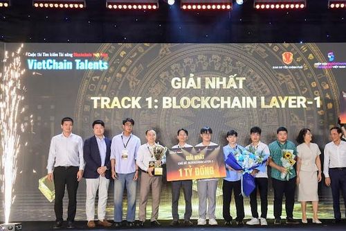 4 nhà vô địch trong cuộc thi Tìm kiếm tài năng Blockchain Việt Nam