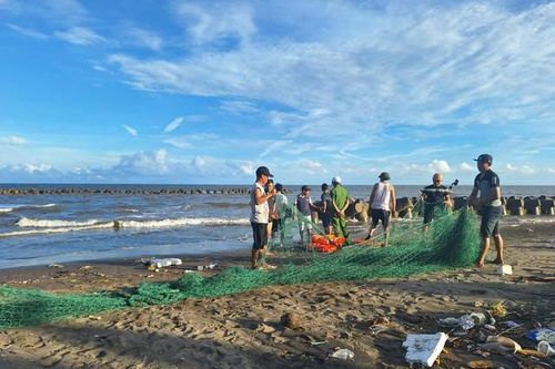 Ninh Bình: Thương tâm hai cháu nhỏ bị sóng biển cuốn ra xa dẫn đến đuối nước
