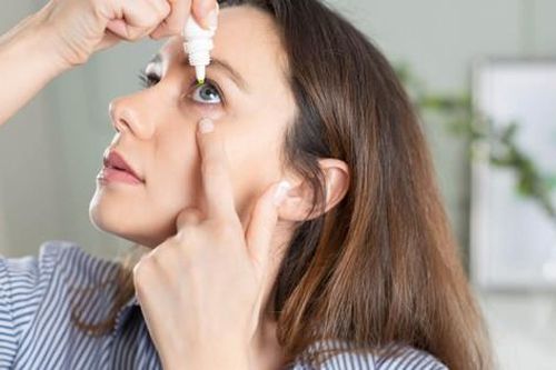 Có nên dùng thuốc nhỏ mắt hàng ngày?