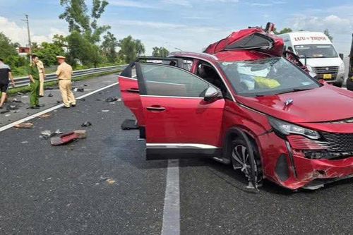 Tai nạn cao tốc Hà Nội – Hải Phòng: 4 người nhập viện, ô tô dập nát