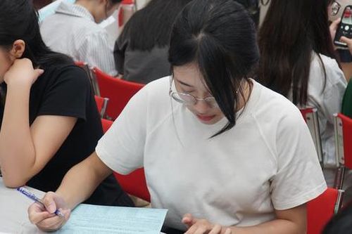 Vì sao có điểm chuẩn 30/30 khi môn Văn không có điểm 10?