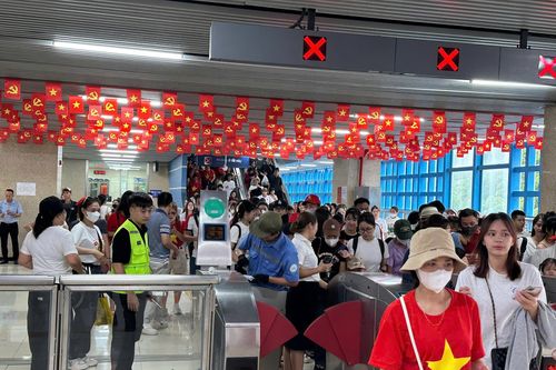 Xe buýt, tàu điện metro Hà Nội chạy đến 0h đêm hỗ trợ nhân dân xem hợp luyện diễu binh