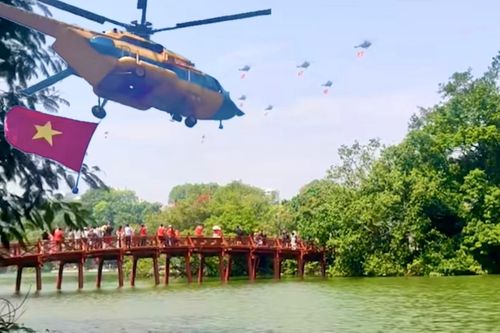 Dàn 10 trực thăng mang cờ Tổ quốc, cờ Đảng bay phấp phới trên bầu trời Thủ đô